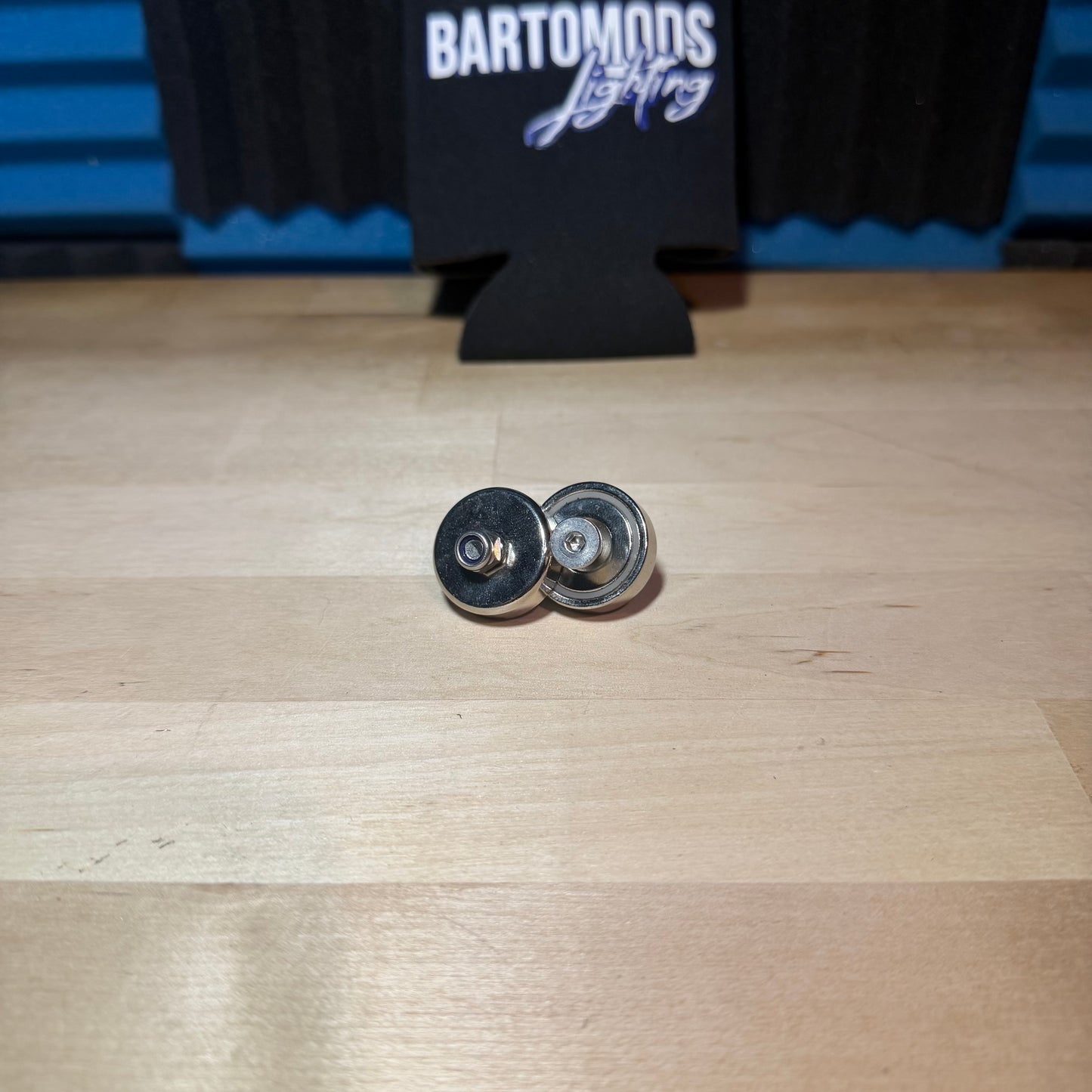 Magnetic rock light mounts