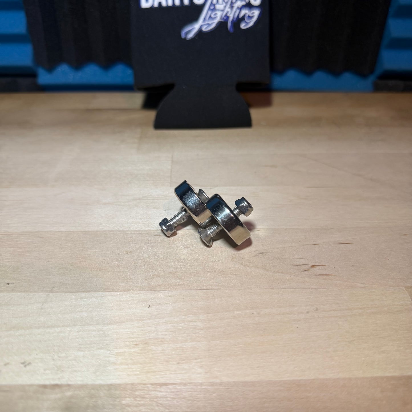 Magnetic rock light mounts